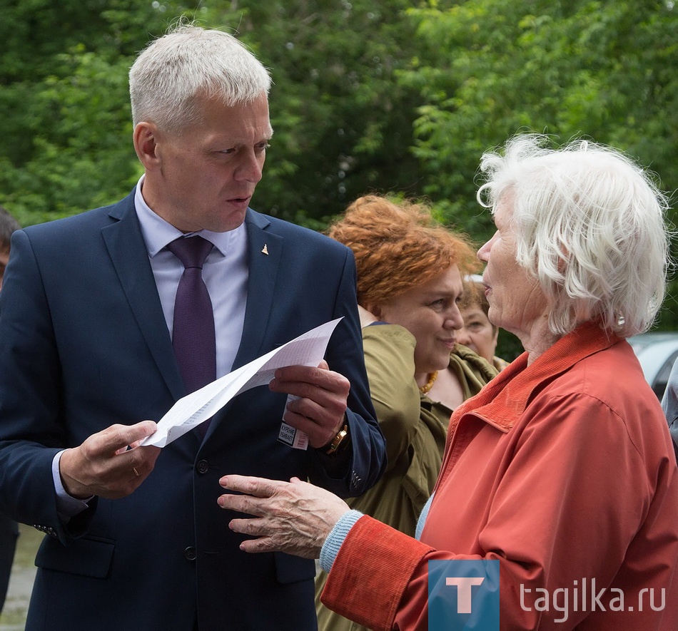 Жители улицы Аганичева пообщались с Сергеем Носовым и Вячеславом Малых