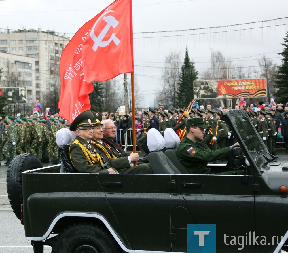 В парадном строю, плечом к плечу с ветеранами шли их внуки и правнуки.

Первым на площадь выехал автомобиль ГАЗ-67 с ветеранами Великой Отечественной войны. Главные герои дня: Василий Дорофеевич Михайлов, Александр Васильевич Федин и почетный ветеран города Николай Петрович Анисимов, у которого сегодня двойной праздник: День Победы и день рождения. Над машиной развивалась копия Знамени Победы, которое было водружено над поверженным Рейхстагом.