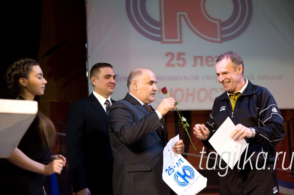 25 лет спортивной школе "Юность".

Валерий Суров награждает тренера по футболу Игоря Гаренских.