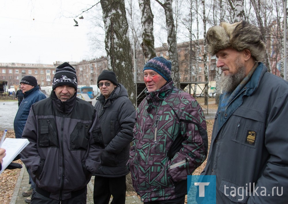 Здесь же ожидали своей очереди участники следующей сцены – елочного базара. Андрей Бяков привлекал внимание ярким гримом. Оказалось, ему досталась роль Деда Мороза. Андрей Леонидович такому повороту событий был только рад: прохожих много, сказочный дед – один. В юности Бяков занимался в самодеятельности, выступал в КВН. Съемки в кино были давней мечтой. Пытался попасть в массовку «Охоты на Изюбря», но не получилось. На этот раз звезды сошлись.
