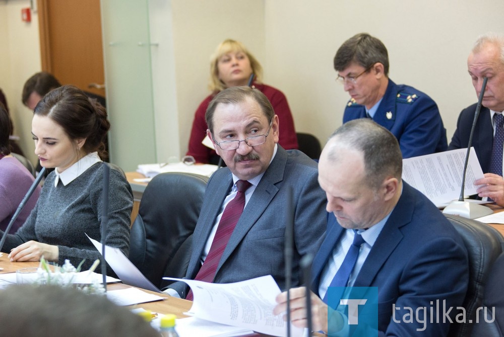 Две трети расходов, а в денежном выражении это составило более семи миллиардов, отданы шести программам, направленным на социальные вопросы. Более двух миллиардов – это еще четыре проекта: на поддержку отраслей экономики, ЖКХ и горхозяйства. 

Возвращаясь к строительству, заметим, что на 2018-й в местной казне запланированы свыше 100 миллионов на текущие и капитальные ремонты учреждений образования, и 206 миллионов – это городская часть софинансирования активной фазы возведения новой школы на Муринских прудах.

При этом, если все договоренности и проекты, почти одобренные в министерствах Свердловской области, будут окончательно согласованы с правительством региона и у губернатора, то миллиард, предполагаемый в тагильском бюджете- 2018, как запас для развития, возрастет вдвое, до трех с лишним миллиардов рублей. 

Такой бюджет и принимать приятно, что единогласно и сделали депутаты Нижнетагильской горДумы.

Анжела ГОЛУБЧИКОВА
Фото Сергея КАЗАНЦЕВА