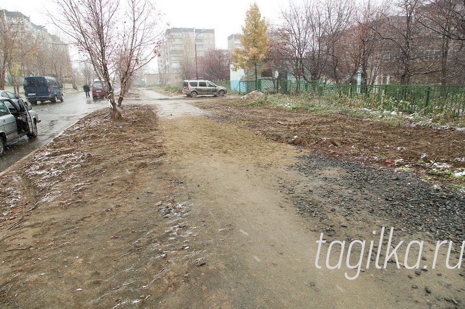 Тротуар по улице Басова восстановят.

Сергей Носов отметил, что необходимо снять вопрос как можно скорее. Тротуар нужен хотя бы в зимнем варианте: если погода не позволит асфальтировать дорожку, надо отсыпать ее щебнем.
- Погодные условия – это не оправдание, - подчеркнул
Сергей Константинович. – Просто придется приложить больше усилий, чтобы до конца устранить все замечания.