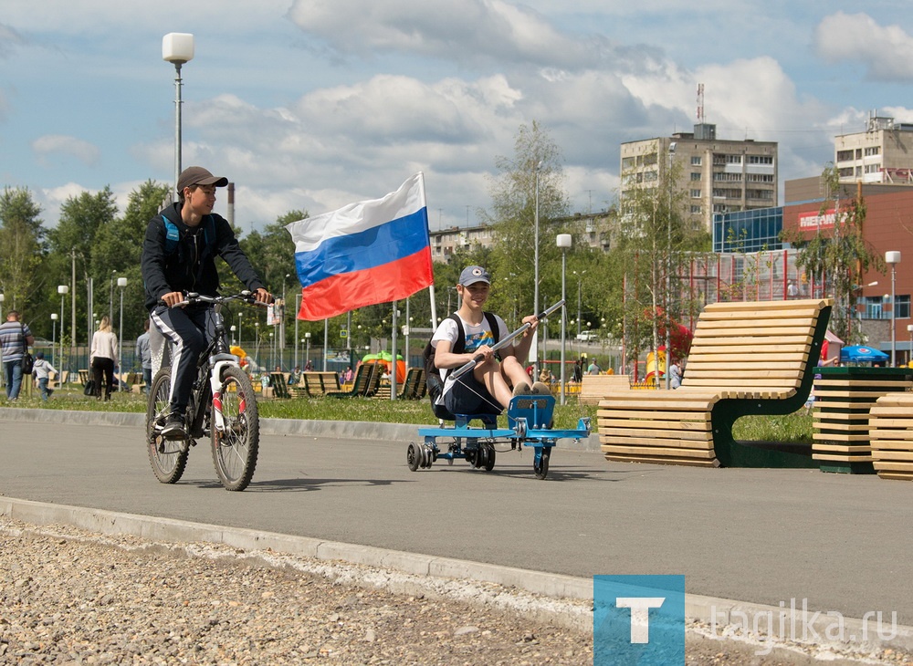 Сегодня глава города Владислав Пинаев вручил благодарственные письма сотрудникам и выпускникам школы. Затем на реке Тагил прошли финалы чемпионата Нижнего Тагила и первенства Свердловский области среди юниоров.

В соревнованиях приняли участие представители городской станции юных туристов, школы олимпийского резерва Уралец, школы 90, медицинского колледжа и федерации гребного слалома.