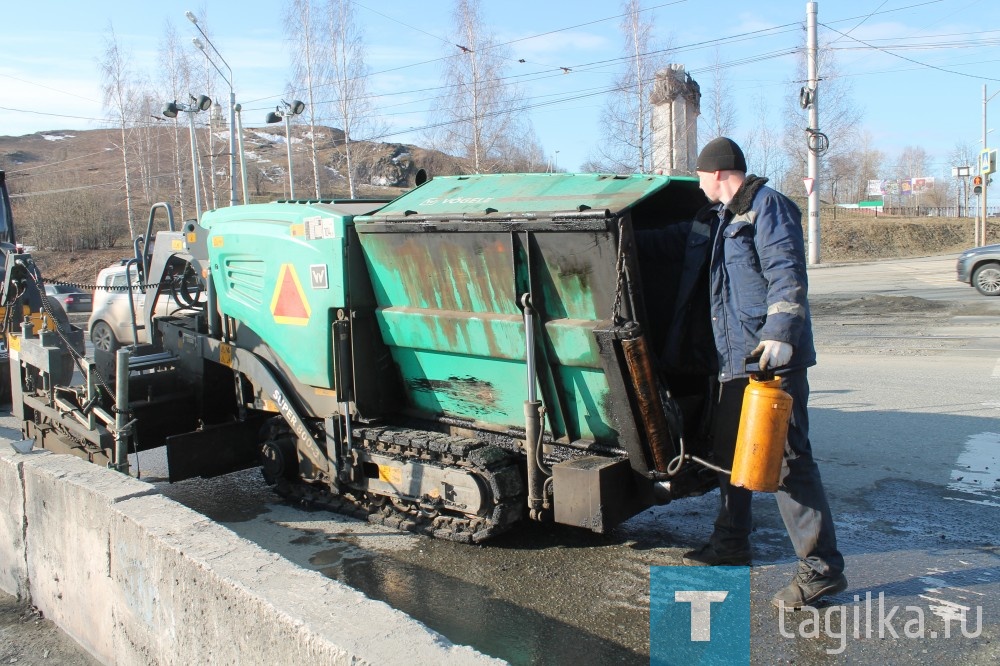 В Нижнем Тагиле на плотине идет укладка дороги