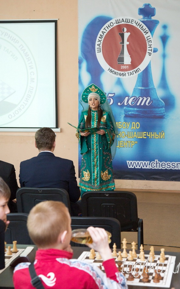 Открытие шахматного турнира.
Гостей мероприятия на театрализованном представлении встречала Хозяйка Медной горы. Она поведала о том, кто такой Степан Михайлович Левитский, рассказала о меценатстве Елима Павловича Демидова и его нынешних последователях, оказывающих всемерную поддержку развитию спорта в Нижнем Тагиле.
