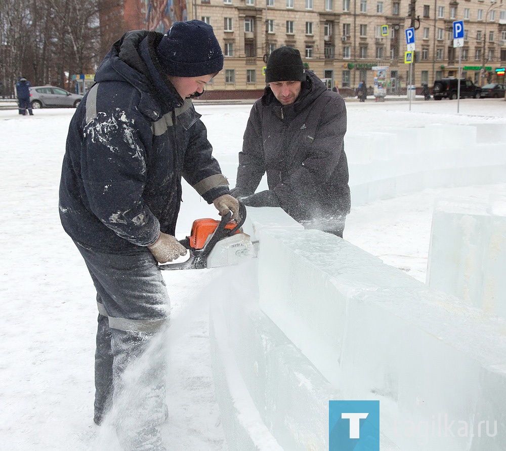 На Театральной площади приступили к строительству снежного городка