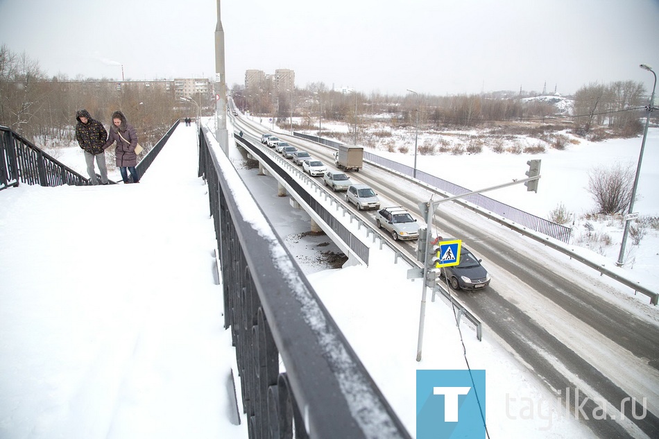 Снег во дворах и дорогах.

Мост по Красноармейской.