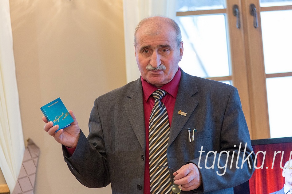 "Трудная любовь"

Тираж – 300 экземпляров, размер – с ладошку. Книга издана на личные средства автора, и он это неоднократно под черкивал во время презентации, чтобы не возникало лишних вопросов. Прочитав более 70 своих стихотворений, в конце встречи Василий Овсепьян сделал всем подарок, вручив сборник с автографом и пожеланием «Счастья!»