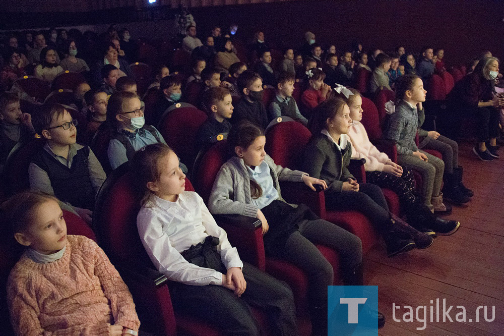 Первыми зрителями стали второклассники, студенты актерского отделения, сотрудники тагильских театров, журналисты.

Директор театра кукол Татьяна Ткачева поблагодарила зрителей за искренность и эмоции, которые так важно чувствовать актерам.

И обратилась к режиссеру с просьбой еще раз приехать в Нижний Тагил, чтобы поставить такой же удивительный и яркий спектакль.

Зрители в поддержку дружно закричали «Да!»

Людмила Погодина
Фото Сергея Казанцева