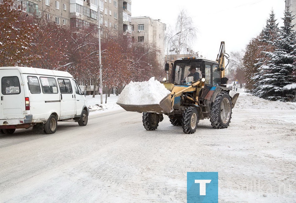 Сотрудники ГАЗЭКСа расчищают парковку около офиса.

Во время рейда по горо-
ду мы встретили работающую
снегоуборочную технику у зда-
ния ГАЗЭКСа на улице Газетной.
Оказалось, это не дорожники, а
сотрудники предприятия. Трак-
тор выгребал с парковки снег,
оставшийся после расчистки
дороги. 