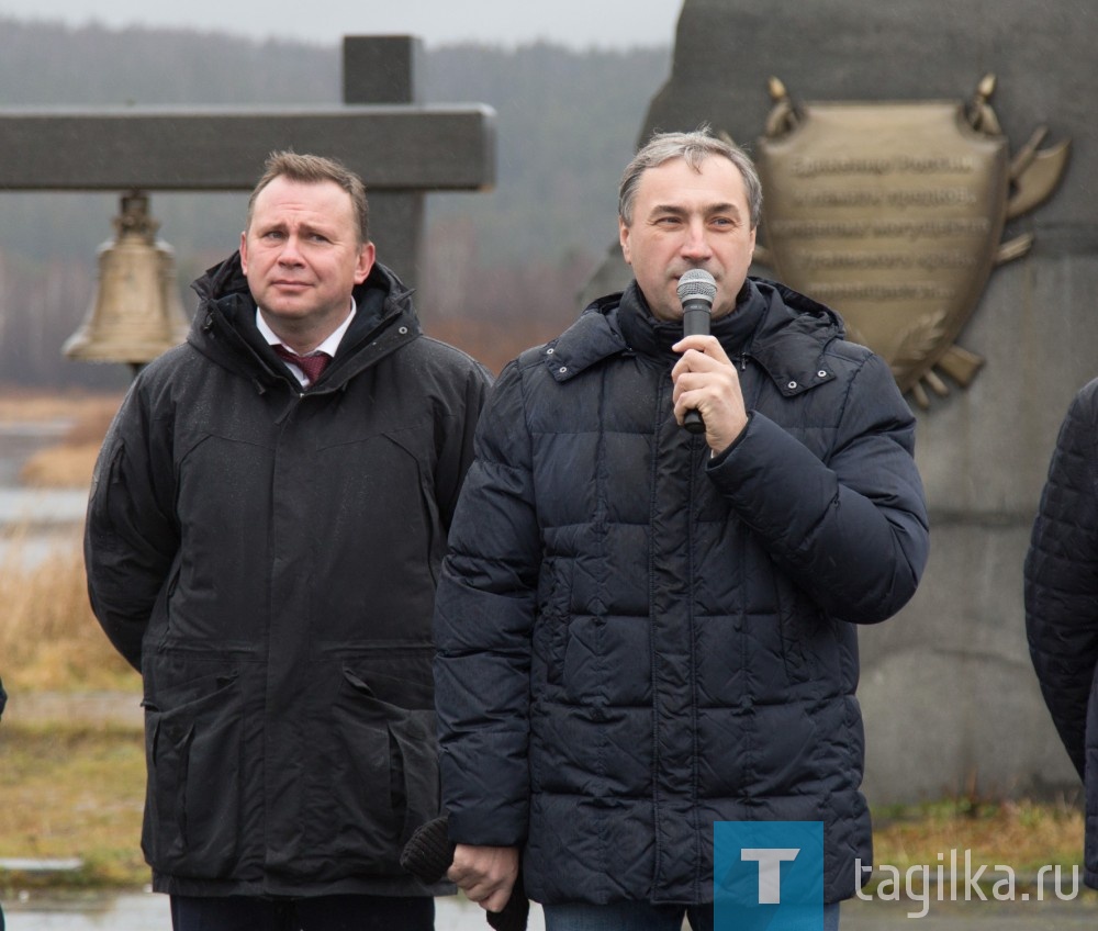 От имени депутатов нижнетагильской городской Думы к собравшимся обратился Алексей Пырин.

- Никакие погодные условия не могли помешать в этот день поклониться памятнику Единения народа, сказать слова благодарности нашим предкам. Пусть в ваших семьях будет благополучие и согласие, - отметил спикер гордумы.