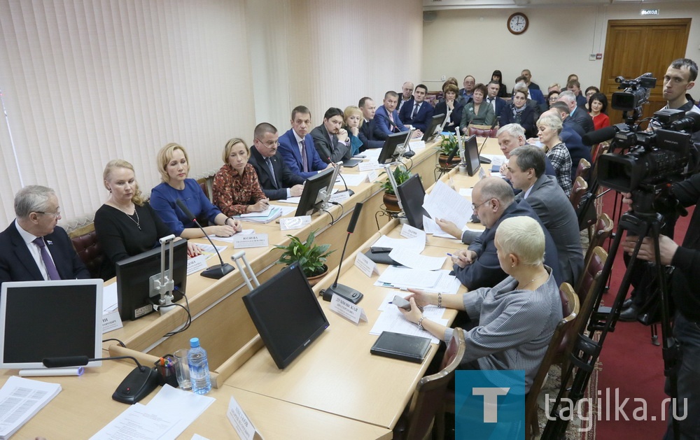 Совещание в администрации города было предусмотрено в плане рабочего визита министра здравоохранения Свердловской области Андрея Цветкова в Нижний Тагил. На нем рассмотрены вопросы, связанные с организацией оказания медицинской помощи населению. В том числе, речь шла о мерах, направленных на снижение смертности, об оказании скорой медицинской помощи и организации медицинского обслуживания жителей поселка Старатель.