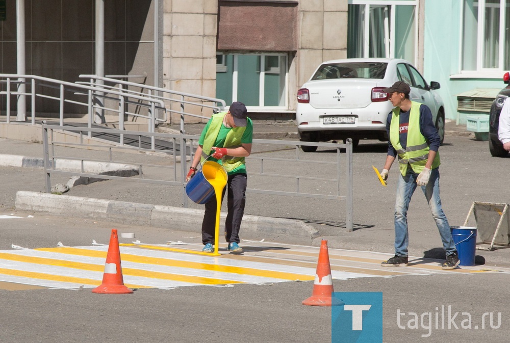 В течение ближайших двух дней будет убрано ограждение у пешеходного перехода рядом с домом № 20 по улице Челюскинцев. 
После завершения дорожных работ будет нанесена разметка. Сплошные и прерывистые полосы, «зебры» рисуются не краской, а жидким пластиком. Он более устойчивый к внешнему воздействию. В среднем, такая разметка держится около года. Краска через полгода полностью стирается с асфальта. 

Одним из недостатков новой разметки тагильчане называют ее глянцевую поверхность. Из-за этого она достаточно скользкая. В «Сигнале-3» отметили, что сейчас проводится эксперимент по включению в состав жидкого пластика кварцевых элементов, которые должны снизить степень скольжения. 
