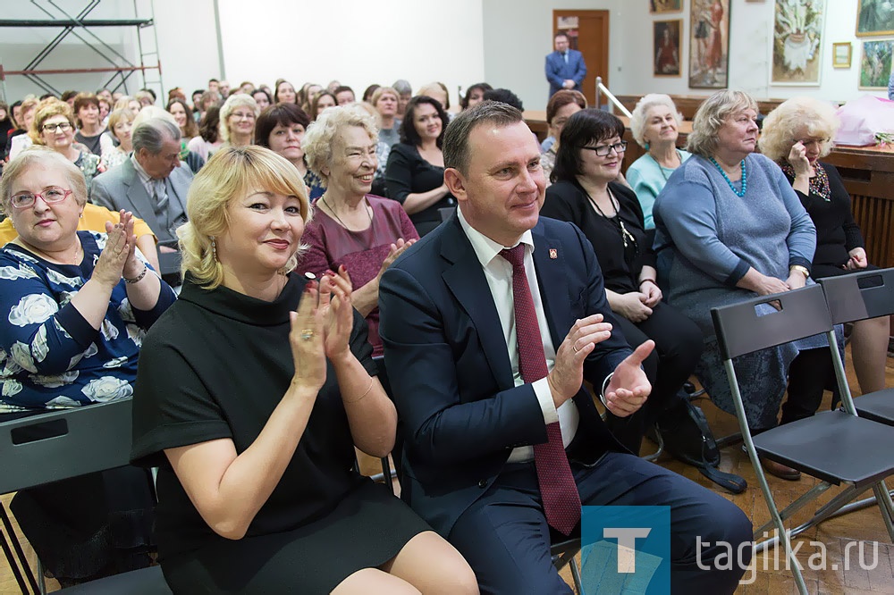 Педагогов дополнительного образования поздравили с Днем учителя