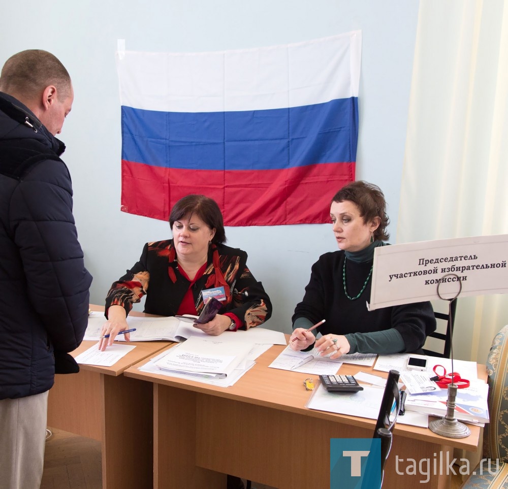 Тагильчане продолжают голосовать. Тагилстроевский район показывает одни из самых высоких цифр по числу принявших участие в выборах.

Согласно последним данным облизбиркома, в столице Урала уже проголосовали 41 процент избирателей, в нашем городе - 46 процентов.

Многие избирательные участки к 15.00 докладывали о том, что у них побывали свыше 50 процентов жителей, имеющих право проголосовать за кандидатуру президента РФ.

Так, на участке № 2253, расположенном в Центре культуры и искусства НТМК, еще до 15.00 проголосовали 737 человек из 1500 приписанных избирателей. Из 14 впервые принимающих участие в выборах здесь свое право на волеизъявление реализовали семеро.