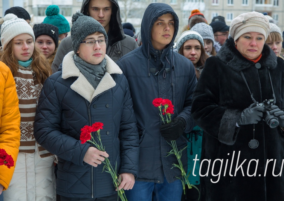 Открытие мемориальной доски  в политехнической гимназии.

На фасаде политехнической гимназии установили мемориальную доску курсантам 698-го авиационного полка, сформированного на базе нижнетагильского аэроклуба