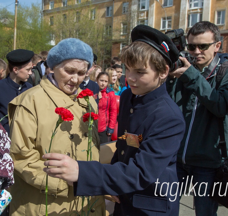 Митинг у памятника тагильчанам -Героям Советского Союза