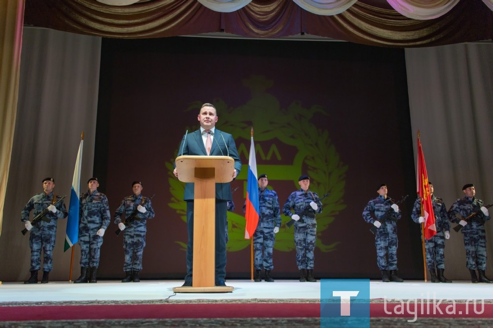 - Сегодня очень значимый и волнительный для меня день, - сказал Владислав Юрьевич. – Осознаю ответственность перед Нижним Тагилом – уникальным городом с его промышленной мощью и особой ролью в истории страны.

Пинаев поблагодарил губернатора, правительство области, депутатов гордумы и тагильчан, поддержку которых он чувствует. Он отметил, что девиза у него нет, но главными словами станут «стабильность» и «развитие». Основная задача – улучшение качества жизни горожан. Чтобы Тагил был перспективным для молодежи, комфортным для ветеранов, привлекательным для инвестиций. 
