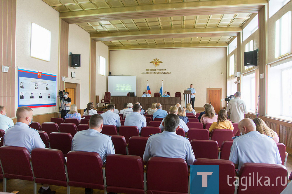 На встречу с полицейскими пригласили представителей районных и городской администраций, ветеранских организаций, управления социальной политики, Общественного совета при полиции и журналистов.

За последнее время в Нижнем Тагиле произошло достаточно серьезное снижение по многим видам преступлений: угонам, кражам, разбойным нападениям, хулиганству.

Благодаря системе «Безопасный город» и профессионализму сотрудников полиции, удается раскрыть практически все дела, поэтому желающих нарушить закон значительно меньше.

Знают, за свои поступки придется отвечать.

На первый план по масштабу проблемы вышли так называемые дистанционные преступления, в том числе - телефонное мошенничество.

Порядка 400 таких преступлений зарегистрировано в Нижнем Тагиле, из них 150 относятся к категории мошенничеств и порядка 250 квалифицированы по п. «г» ч. 3 ст. 158 УК РФ (кража, совершенная с банковского счета, а равно в отношении электронных денежных средств).

В результате преступных действий у жителей Нижнего Тагила похищено свыше 12 миллионов рублей.

Раньше целевой аудиторией злоумышленников были, в основном, пенсионеры, а теперь на их уловки попадаются люди средних лет, сотрудники предприятий и даже боевые офицеры.

Введенные в заблуждение потерпевшие переводят мошенникам собственные средства либо берут кредиты.

В полиции отмечают, что раскрываются практически все преступления, когда снимаются денежные средства с карт, которые были утеряны владельцами или похищены у них.

Сложнее обстоят дела, когда, поддавшись на уговоры мошенников, граждане либо называют свои персональные данные и защитные коды, позволяя злоумышленникам снимать денежные средства, либо сами снимают собственные сбережения, а в большинстве случаев оформляют кредиты и переводят деньги на какие-то мнимые резервные счета, совершая огромное количество переводов.

В таких ситуациях, по словам врио начальника полиции МУ МВД России «Нижнетагильское» подполковника полиции Вадима Саматова, деньги уходят за пределы Российской Федерации, почему и появляются проблемы в раскрытии таких преступлений.

Татьяна Шарыгина
Фото Сергея Казанцева