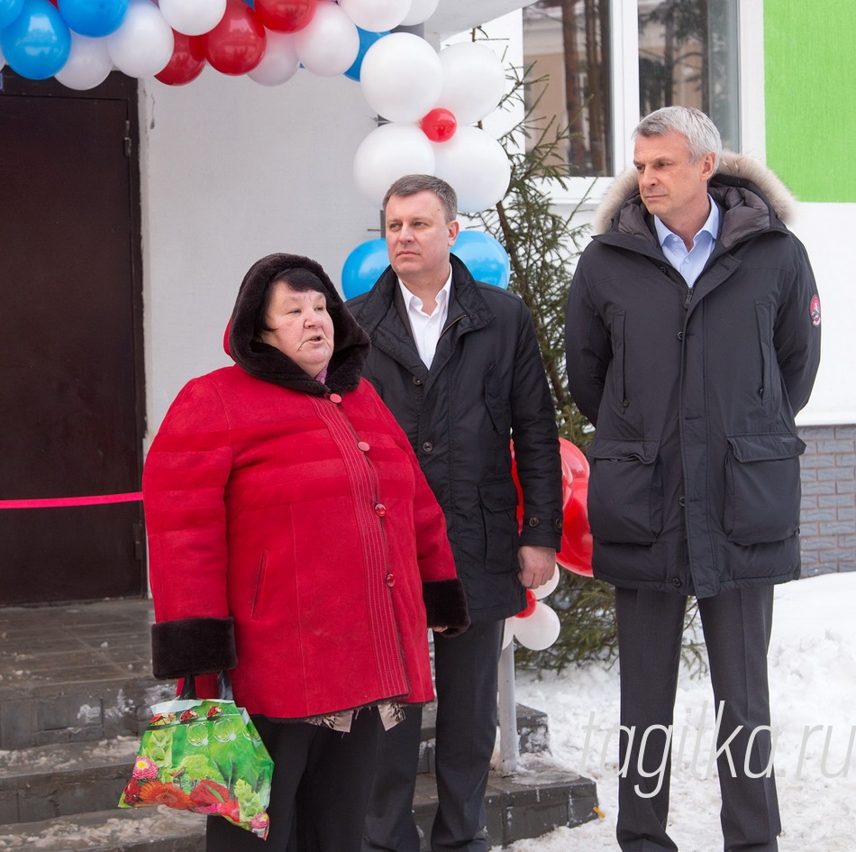 Новоселье на Красногвардейской

Председатель совета ТОС
«Малая Кушва» Татьяна Несо-
ленихина подарила новоселам
большую живую елку и укра-
шения для нее. Она призвала
жильцов весной своими сила-
ми взяться за благоустройство
территории, создать цветники.
Обслуживать новые дома будет
городская управляющая компа-
ния