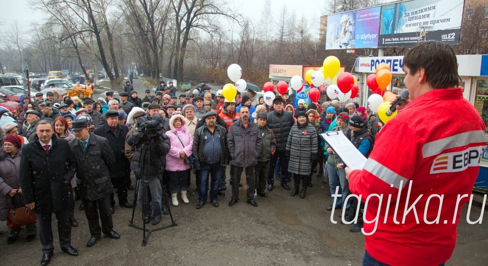Открытие мемориальных досок на Комсомольской проходной НТМК