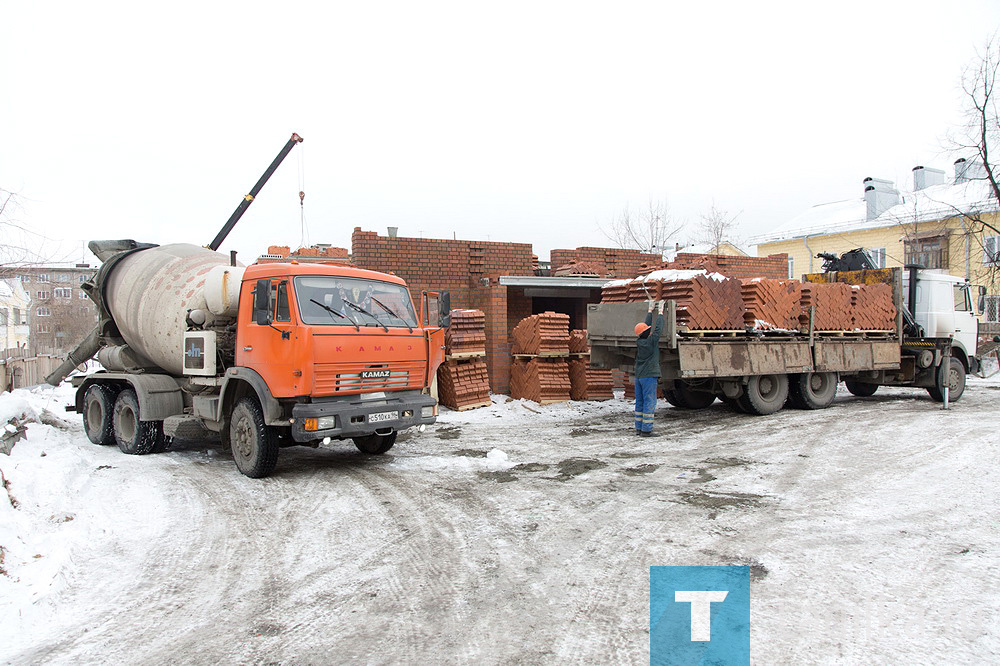 В Нижнем Тагиле по адресу Новострой, 21 идет возведение нового трехэтажного кирпичного дома. К концу года сюда должны переехать из ветхого и аварийного жилья 30 семей. Стройплощадку в ходе выездного совещания посетил глава города Владислав Пинаев.

Здание строится из кирпича, в нем будет 2 подъезда и 6 однокомнатных квартир площадью 36 квадратных метров плюс 24 двухкомнатные с площадью 48 квадратных метров. Будущие жильцы дома уже известны, кто-то уже приходил на строительную площадку посмотреть, как будет выглядеть новое жилье.

Первый этаж дома уже полностью смонтирован: выполнена кладка и плиты перекрытия. Второй этаж планируется доделать до конца месяца и с апреля перейти к третьему. Кроме возведения дома, пройдет и обустройство прилегающей территории – дорожки, парковки, детские площадки, озеленение. Строительство началось в ноябре прошлого года, по контракту должно завершиться к концу года. Но сейчас работы идут с опережением, сообщил директор подрядной организации Александр Гришан: есть большая вероятность, что объект удастся сдать осенью, поскольку единственной серьезной проблемой пока что были только морозы.

- Сейчас осмотрели дом – достойный для проживания, соответствующий всем современным требованиям. Тихое место, центр города. Думаю, здесь будет хорошо и комфортно, - подвел итог Владислав Пинаев.

Глава города также добавил, что всего в этом году планируется переселить около 90 семей.

Алексей Черномырдин
Фото Сергея Казанцева