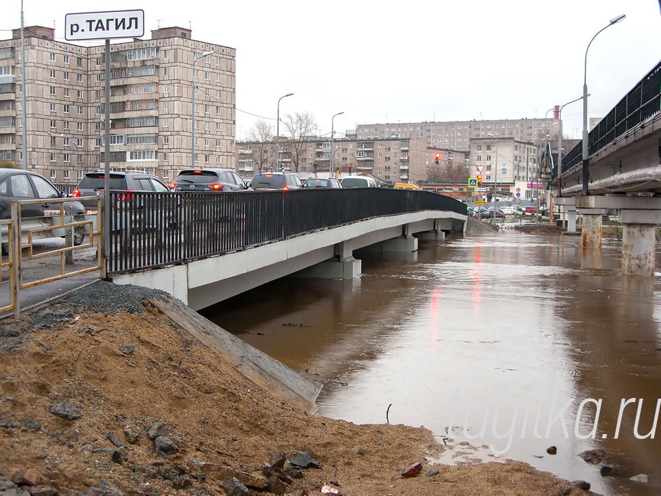 Половодье. Закрыто движение по Серова.

Подтопило улицу Серова.
Несмотря на то, что дорожные
службы укрепили сливные ка-
налы мешками с песком, во
вторник днем вода начала про-
сачиваться на проезжую часть.
ГИБДД перекрыла участок ули-
цы Серова от Красноармейской
до Островского для движения
автотранспорта в обоих направ-
лениях, чтобы избежать аварий.
Водителям рекомендовано за-
ранее выбирать для движения
пути объезда. Однако закрытие
моста-дублера не планируется.