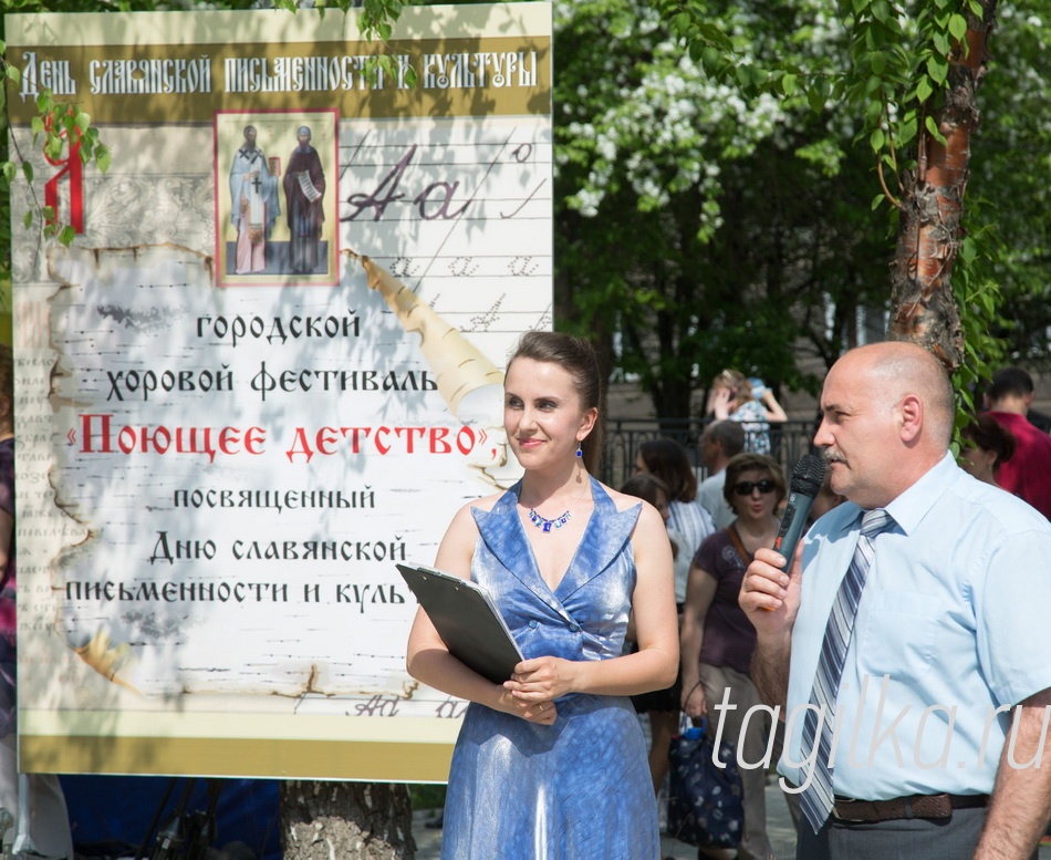 Хоровой фестиваль "Поющее детство"

С приветственным словом к юным артистам обратился заместитель главы администрации города по социальной политике Валерий Суров. Он поблагодарил ребят и педагогов за их творчество и пожелал удачи. Все участники получили памятные дипломы.