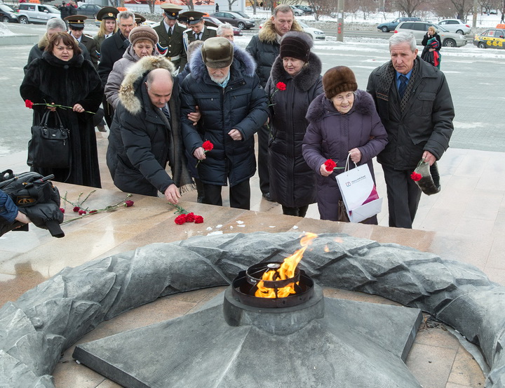 В память о защитниках Сталинграда
Ветераны и молодежь возлагают цветы к Вечному огню на площади Славы. 