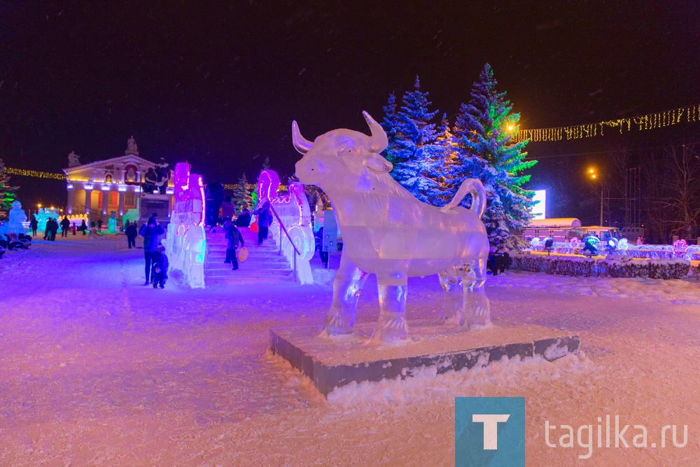 В центре Нижнего Тагила зажглась главная елка