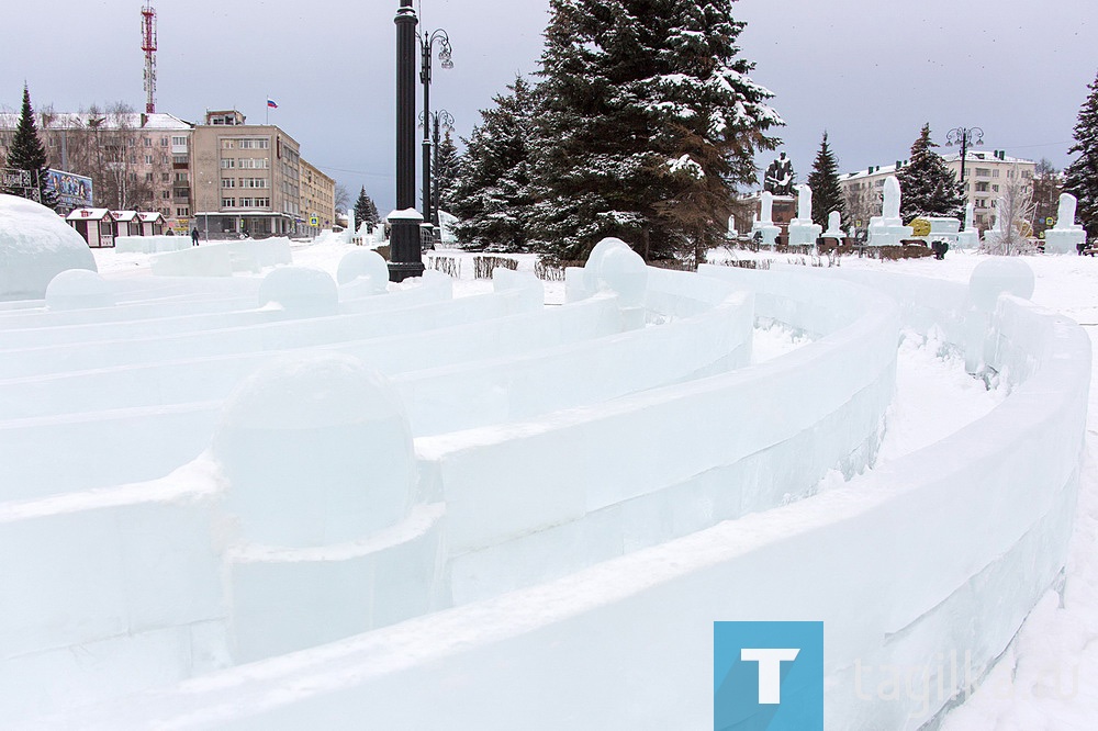 Строительство ледового городка на Театральной площади