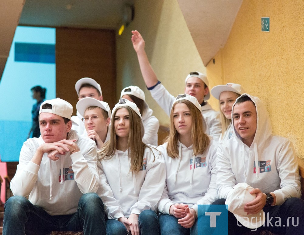 В фойе первого этажа городского Дворца детского и юношеского творчества – экран, перед ним кресла-груши. Пока пустые. Дети в большом зале слушают мотивационную лекцию куратора центра развития молодежных инициатив Сергея Партина. Во дворце проходит IT-форум ранней профориентации.
Когда лекция закончится, у школьников начнется виртуальное знакомство с профессиями лаборанта и машиниста башенного крана. Надеваешь очки виртуальной реальности – и ты «внутри профессии». На форуме были продемонстрированы два модуля – «Лаборант-генетик» и «Машинист башенного крана».