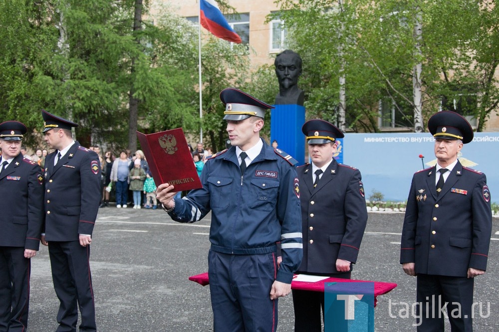 Молодые полицейские приняли присягу