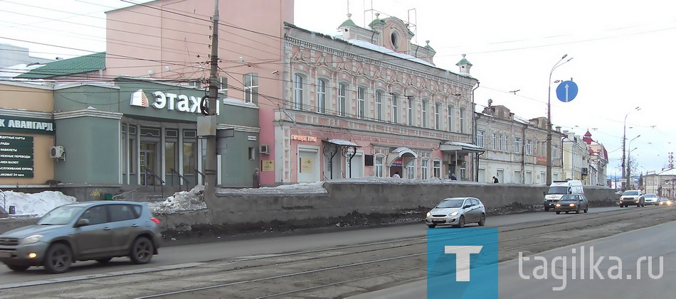 Ремонт не предусматривает изменения параметров объекта, так что мечты автолюбителей о расширении проезжей части на этом участке в жизнь не воплотятся. Тротуар заужать нельзя, он построен с учетом проезда специальной техники, в частности – пожарных машин, пояснили специалисты.
После окончания работ тротуар восстановят сотрудники Тагилдорстроя. Сергей Носов дал поручение выровнять пешеходные дорожки, чтобы не было горок.

