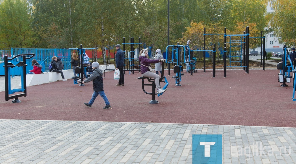 В парке Победы на ГГМ, ближе к вечеру, стоит гомон и шум. На трековой площадке – человек 20 подростков упражняются с велосипедами и самокатами, люди всех возрастов осваивают  спортивные тренажеры. Плюс гуляющие по аллеям парка. Самые радостные – на просторной детской площадке. 