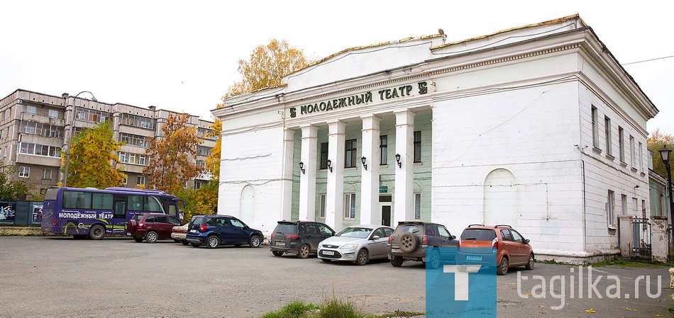 Открывается творческий сезон в муниципальном Молодежном театре.
Вместе с его директором Юлией Журавлевой мы прошлись по тихим и пока пустынным коридорам, заглянули в пошивочный цех, поговорили о грядущих премьерах