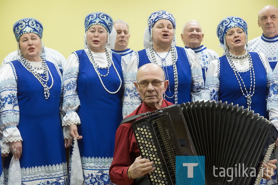 Выставка «История Советской Армии в нагрудных знаках»

День влюбленных здесь отметили концертом народного хора ветеранов ЕВРАЗ НТМК «Родная песня». Пели о любви к России, о ее красоте и просторах, народных традициях и ярмарке. Гости сразу же создали праздничное настроение и были вознаграждены аплодисментами, криками «Молодцы!» и «Браво!».
