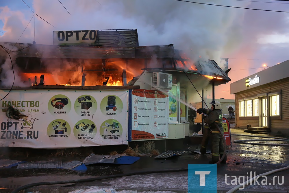 Пятница, 13-е. В Нижнем Тагиле около вокзала горит павильон