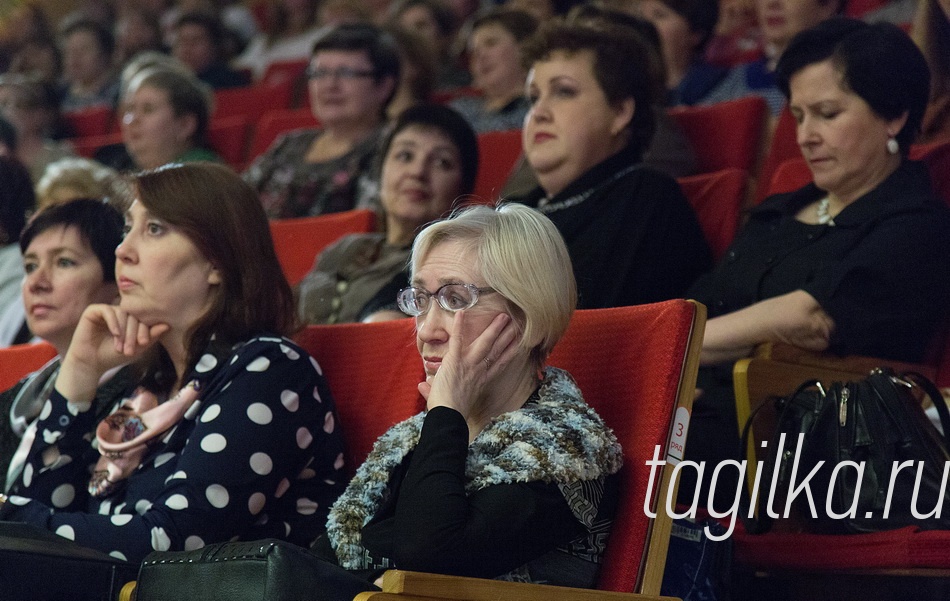 С Праздником 8 марта, работники системы образования г. Н- Тагила !