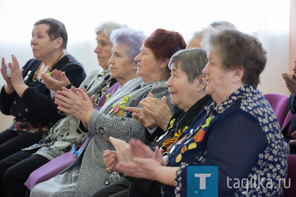 Гимназисты дружат с блокадниками