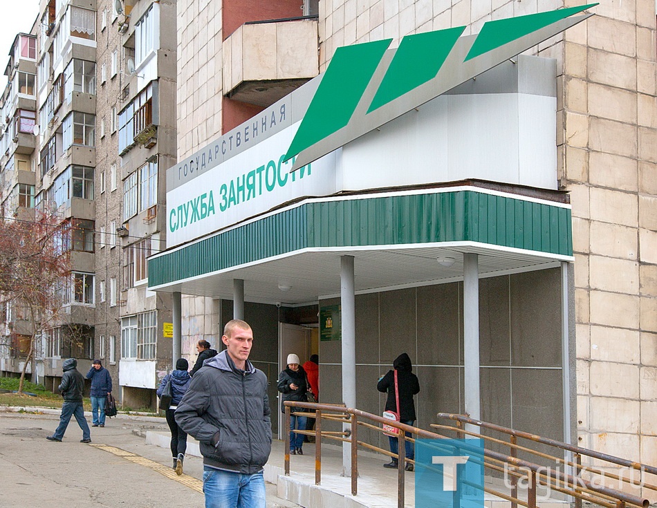 Я бы дворником пошел, пусть меня научат или все работы хороши,выбирай на вкус.