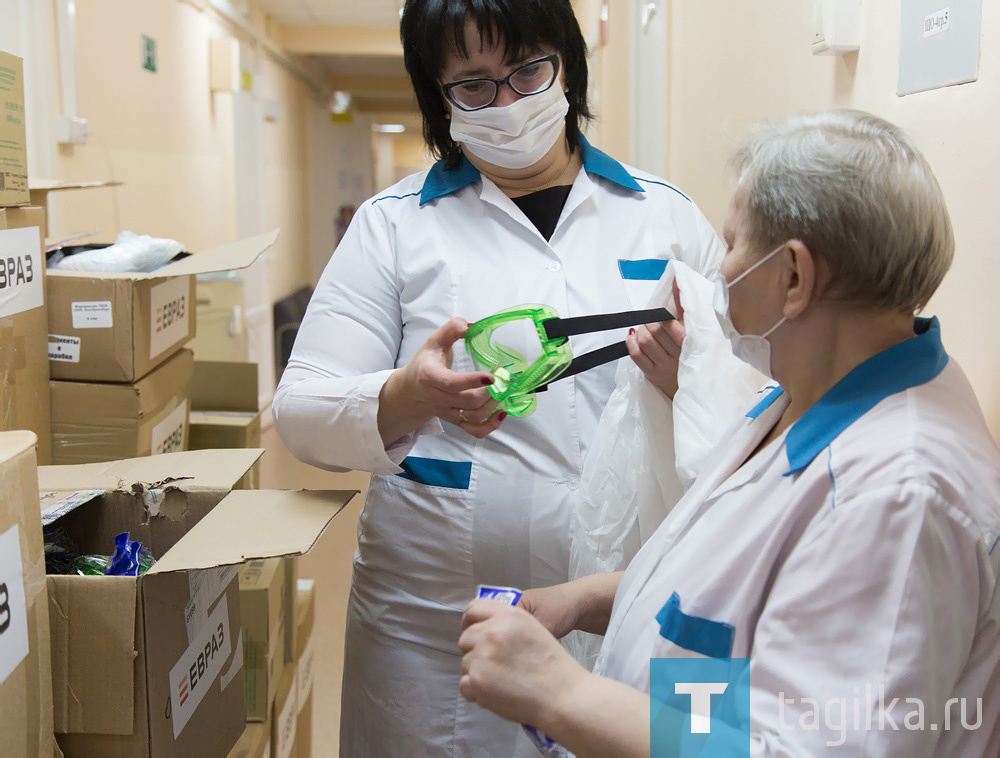 ЕВРАЗ передал медикам Детской городской больницы на Коминтерна, 54, средства индивидуальной защиты