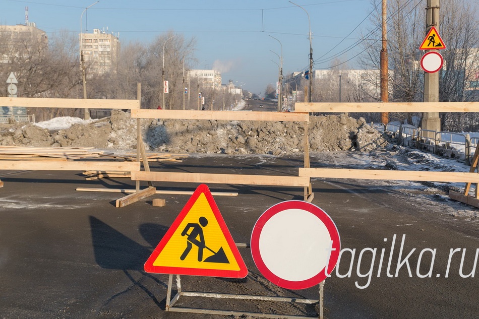 Привыкаем ездить по новому.

На берегу реки Тагил подрядчики приступили к подготовке стро-
ительной площадки, начался демонтаж сетей. Пока не установили
забор, дорогу на мосту перегородили кучами снега – чтобы у лиха-
чей не было соблазна проскочить. 