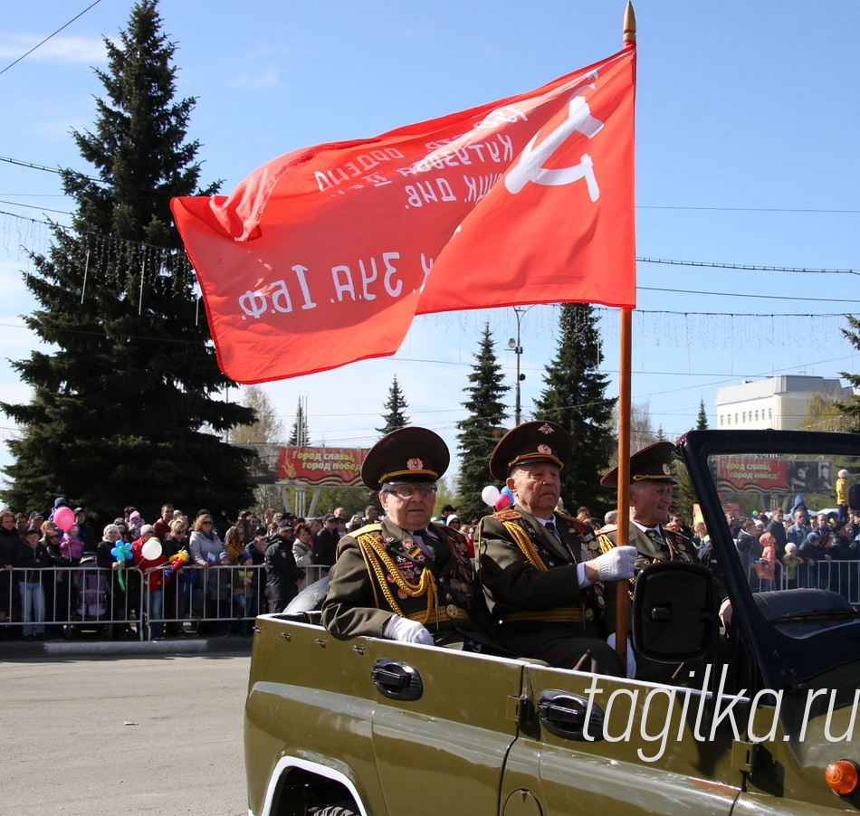 День Победы! Парад.

В центре – Николай Анисимов. Слева – Александр Федин, справа – Леонид Мосунов.