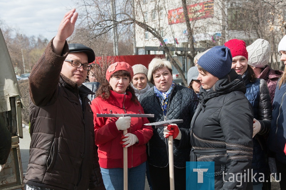 Инвентарь предоставил Тагилдорстрой, эта же организация оперативно увезет мусор. 
