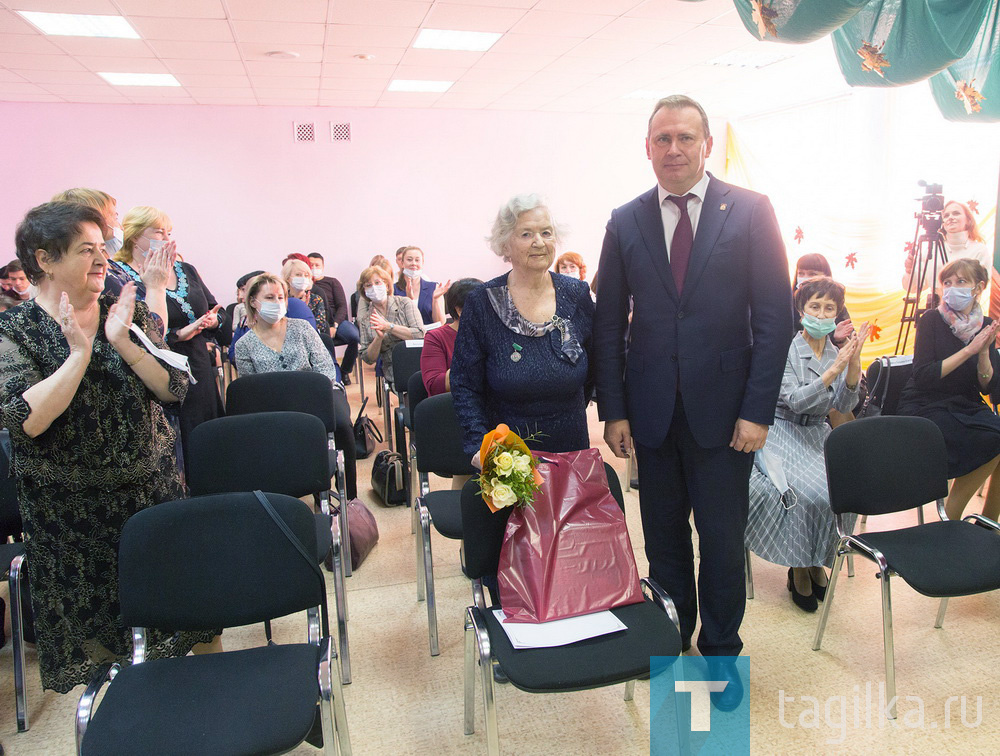 В городском Дворце детского и юношеского творчества состоялась церемония награждения работников дошкольного образования Нижнего Тагила, приуроченная ко Дню воспитателя.

Глава города Владислав Пинаев вручил благодарственные письма педагогам. Среди них были Валентина Фурс и Светлана Александрова. Валентина Игнатьевна, почетный ветеран Нижнего Тагила, 53 года посвятила педагогической деятельности.

Стаж работы Светланы Александровны составляет 48 лет. Она прошла путь от воспитателя, заведующей детского сада №138 до заместителя начальника управления образования.

–Я рада, что построены новые дошкольные учреждения, а старые обновляются. Проводится большая работа по благоустройству и озеленению территорий детсадов. Спасибо администрации города за внимательное отношение к дошкольному образованию! – сказала Светлана Александрова.

Владислав Пинаев поблагодарил педагогов за их нелегкий труд и поздравил с профессиональным праздником.

– От всей души поздравляю вас с профессиональным праздником! Я благодарен вам, за то, что вы стоите на первом рубеже воспитания детей, это тяжелый труд. Сегодня меняется город, меняются люди, поэтому необходимо воспитывать детей нового поколения, – сказал мэр.
