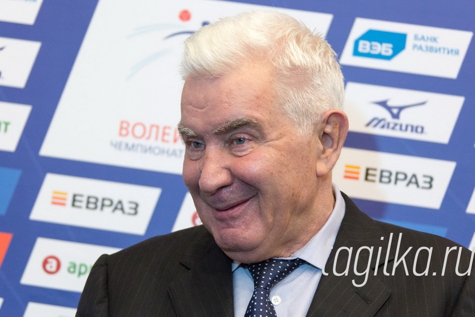 - У нас нет средств, чтобы приглашать сильных игроков, мы берем другим: хорошо работает собственная школа, - сказал Николай Карполь. Молодежь растет рядом с опытными спортсменками, поэтому мы выдерживаем конкуренцию. Если бы бюджет был больше, сохранили бы лучших воспитанников. Думаю, даже Екатерина Гамова осталась бы.

Тем не менее, задачи перед «Уралочкой-НТМК» стоят серьезные: в юбилейный сезон команда не может оставить болельщиков без подарка.

- В чемпионате России лидеры те же: три «Динамо» - казанское, московское и краснодарское. Сильны «Омичка» и «Заречье-Одинцово». Окрепла «Ленинградка», которая наверняка будет бороться за путевку в Еврокубки. Им будут оказывать сопротивление «Протон» и мы, - сделал свой прогноз Николай Карполь. - Завоевать медали в предстоящем сезоне будет сложнее, но у нас есть все основания надеяться. Главное, все правильно спланировать, и чтобы обошлось без травм. В Лиге чемпионов задача – преодолеть групповой этап, где у нас серьезные соперники: швейцарский «Волеро» занял второе место на чемпионате мира среди клубов, а французский «Канн» - один из лидеров европейского волейбола. Постараемся в этом году играть интереснее, содержательнее, чем в прошлом. 
