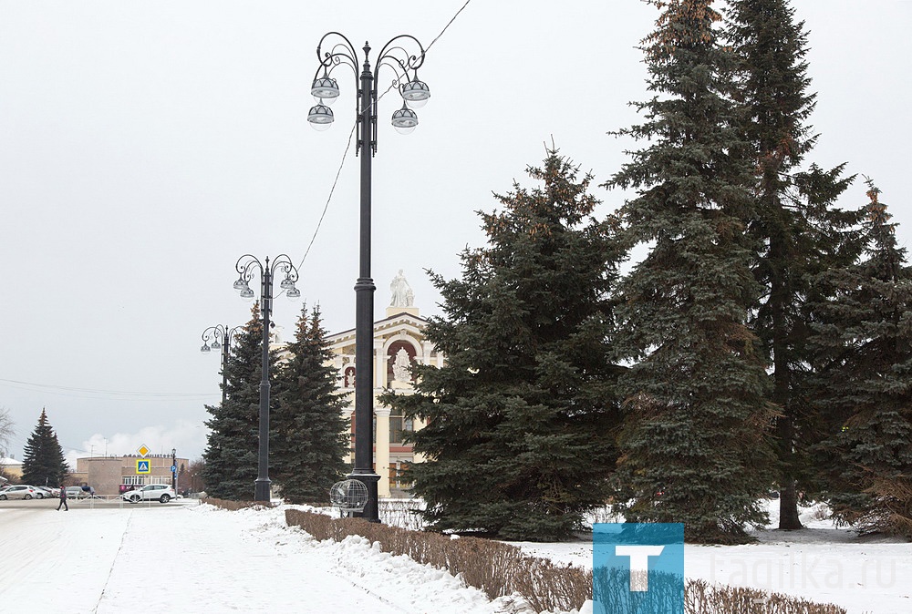 На Театральной площади приступили к строительству снежного городка