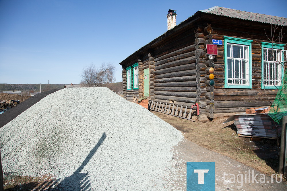 Школа в Усть-Утке - типичная для отдаленной деревни в СССР, построена в 1965 году из расчета на 70 учеников. В этом году учеников всего восемь. Отопление печное, туалет с выгребной ямой.

Проектом предусмотрены помещения для занятий 30 человек, благоустроенный санузел и электрокотел.

Печное отопление планировалось сохранить в качестве резервного – по такому принципу обеспечиваются теплом все домохозяйства в Усть-Утке.

Однако участники совещания решили, что для школы правильнее будет отказаться от печки.

Ведь на случай отключения электричества все равно необходим генератор. Только вместо проектного дизельного в резерв хотят приобрести бензиновый – это безопаснее.