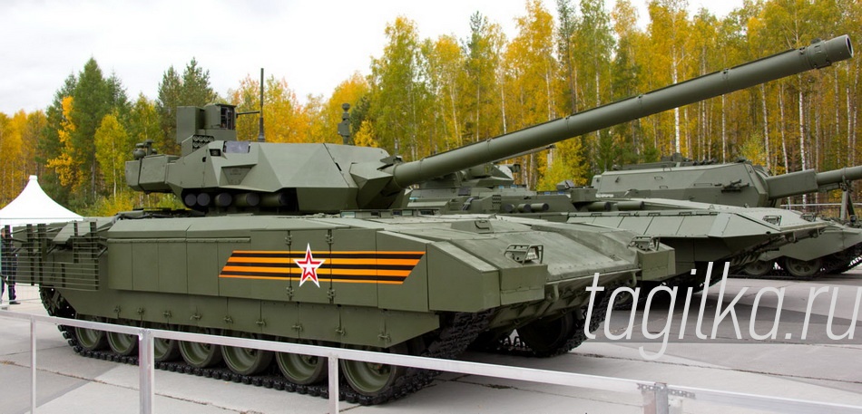 В экспозиции представлены танк Т-14, тяжелая БМП Т-15 и самоходная артиллерийская установка «Коалиция-СВ». Их можно увидеть из-за ограждения и даже сфотографировать, но тактико-технические характеристики держатся в секрете.